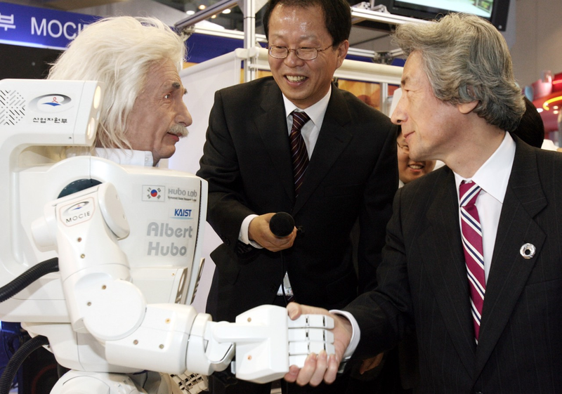 Illustration for article titled Politicians Shaking Hands With Robots, Ranked